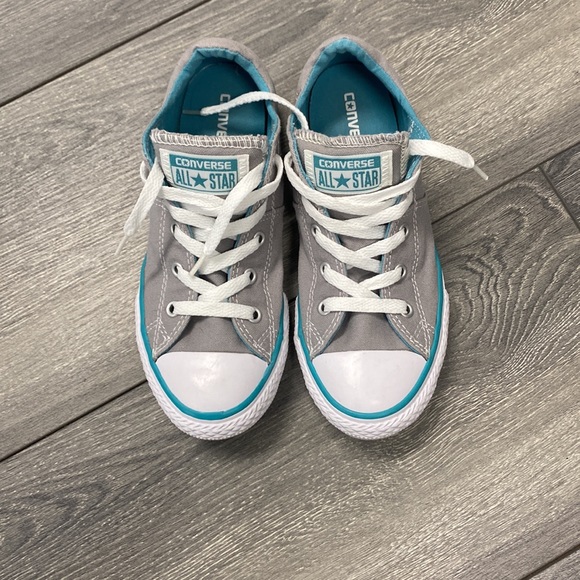 Converse shoes 👟 🤍 - Picture 2 of 3